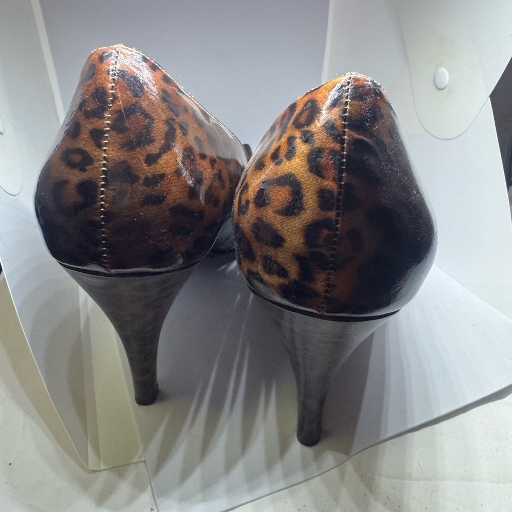 Preview Collection Bronze Ruffle Heels - Picture 2 of 4